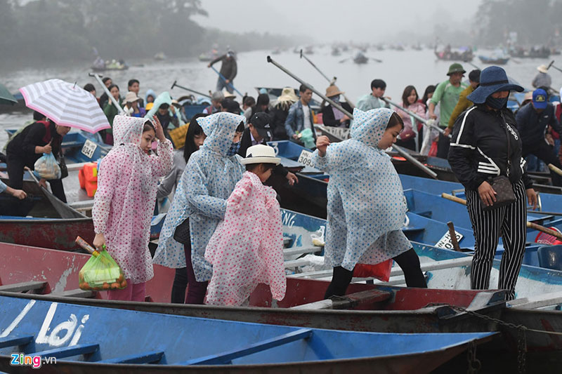 Thuyền bè dày đặc suối Yến ngày khai hội chùa Hương